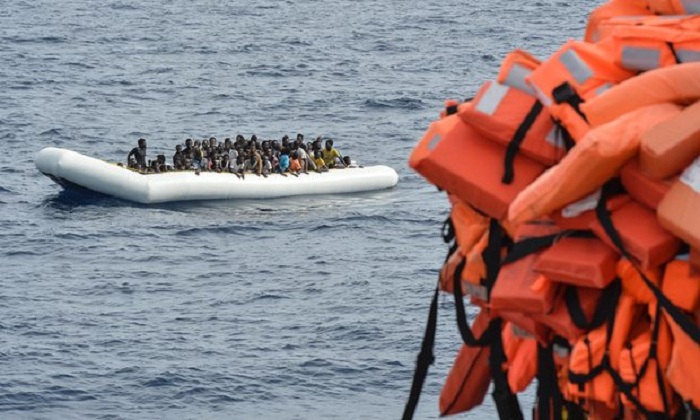 100 people feared drowned as boat sinks off Libya 